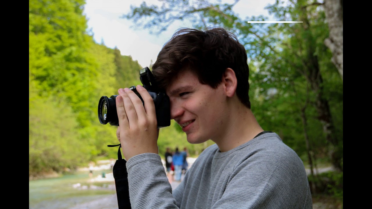 Mediendesign Schüler mit Kamera